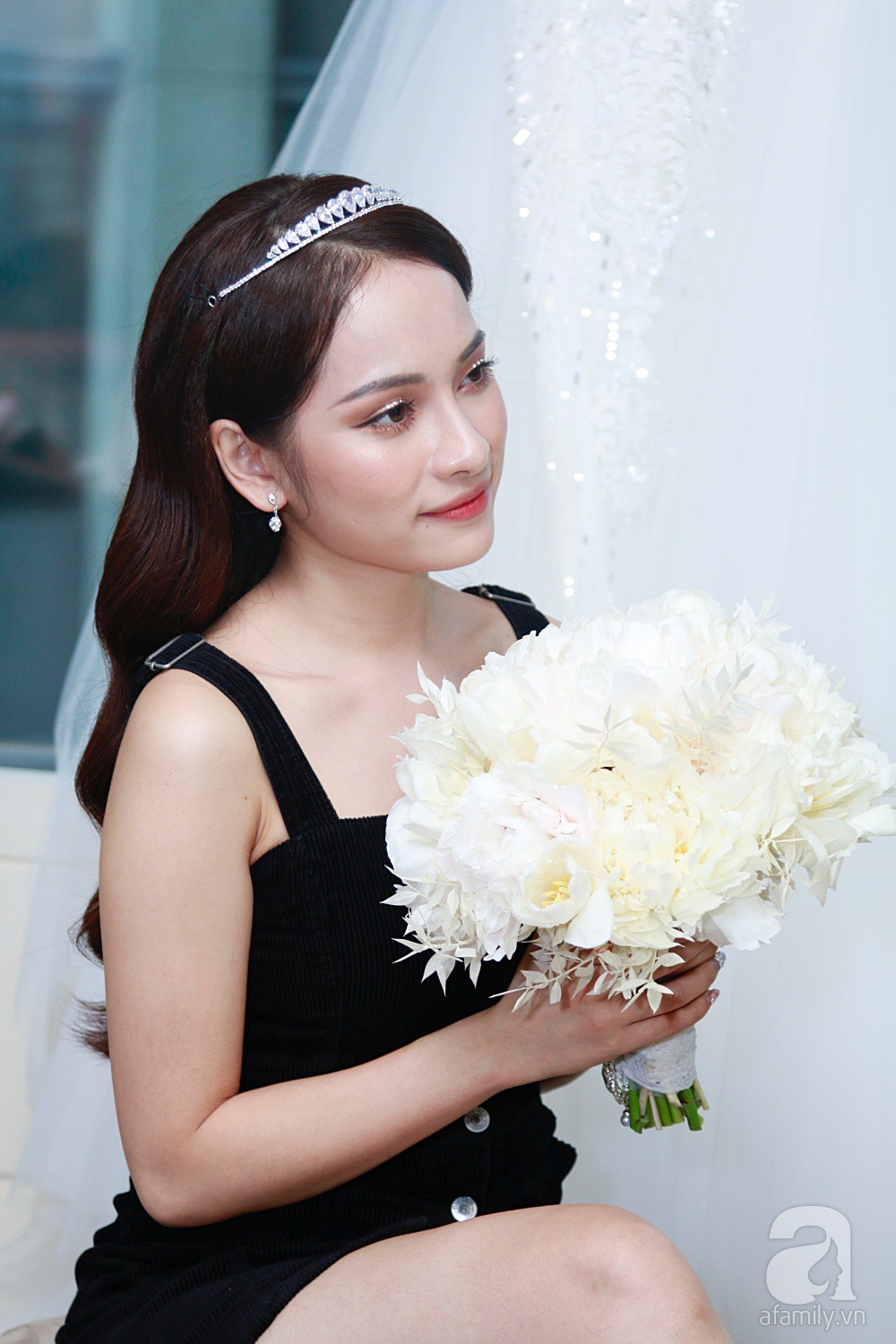 Sara Lưu âu yếm Dương Khắc Linh trong phòng cưới trước giờ G-13