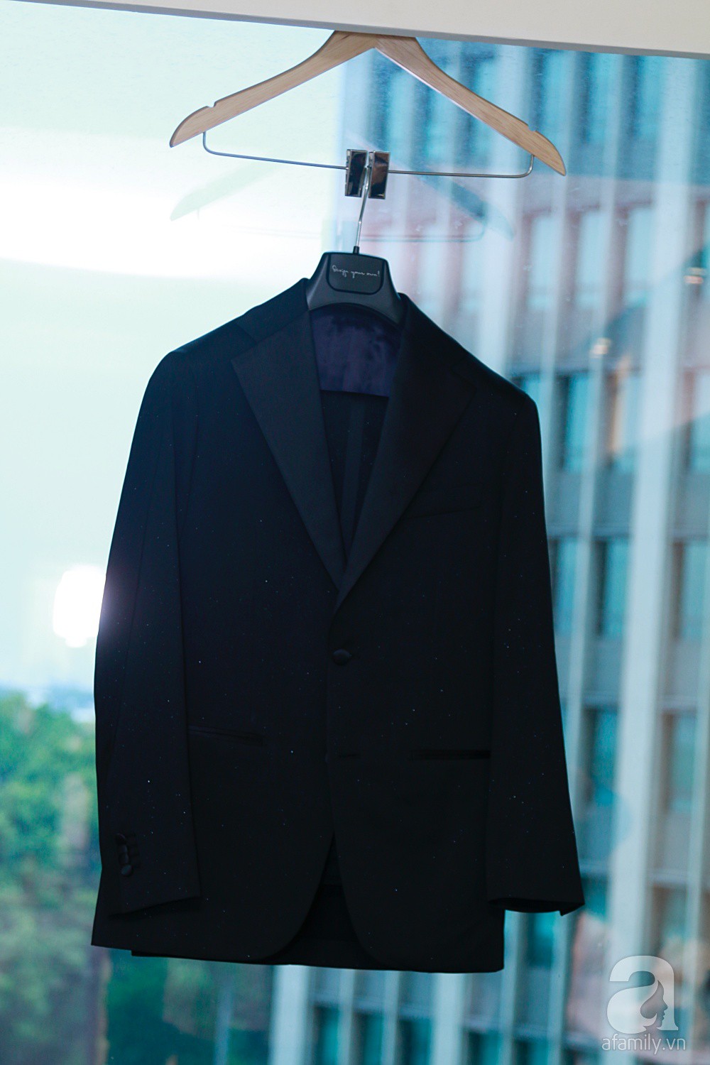 Sara Lưu âu yếm Dương Khắc Linh trong phòng cưới trước giờ G-14