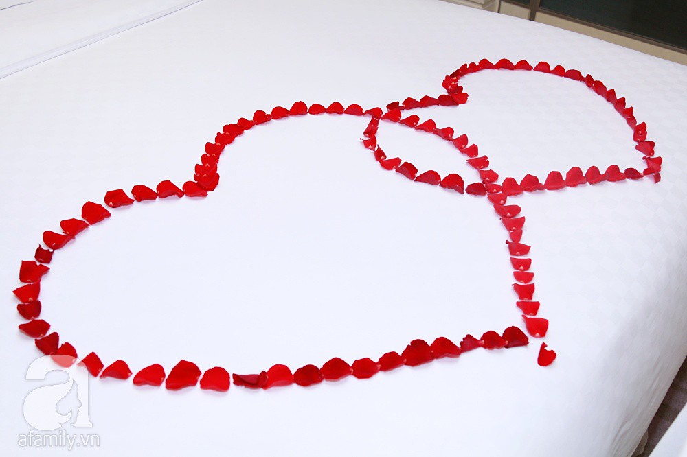 Sara Lưu âu yếm Dương Khắc Linh trong phòng cưới trước giờ G-15