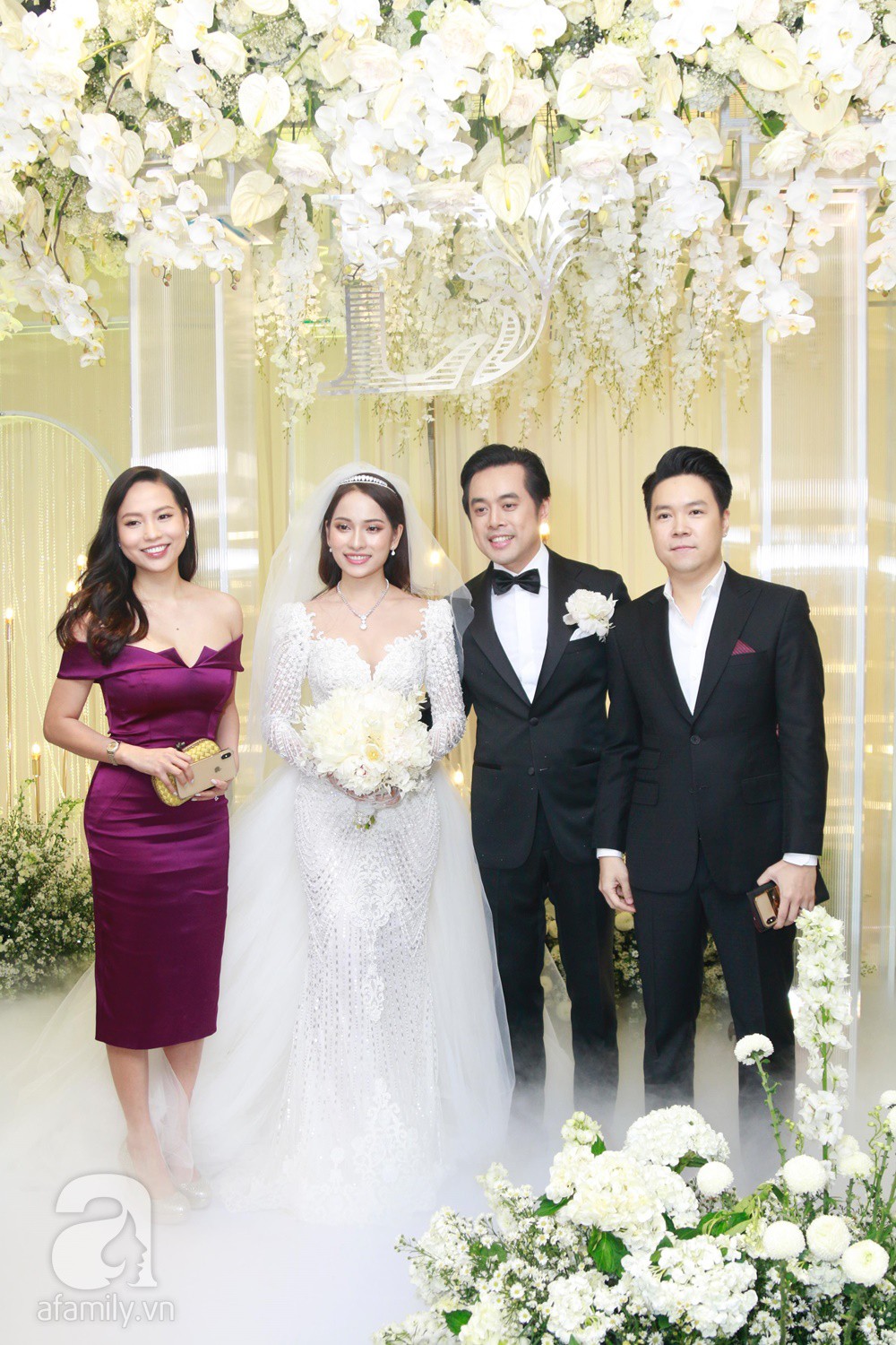 Tiệc cưới chính thức bắt đầu, cô dâu Sara Lưu âu yếm lau nhẹ vết son của mình trên môi chú rể Dương Khắc Linh-22
