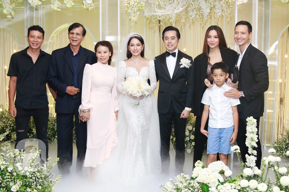 Tiệc cưới chính thức bắt đầu, cô dâu Sara Lưu âu yếm lau nhẹ vết son của mình trên môi chú rể Dương Khắc Linh-23