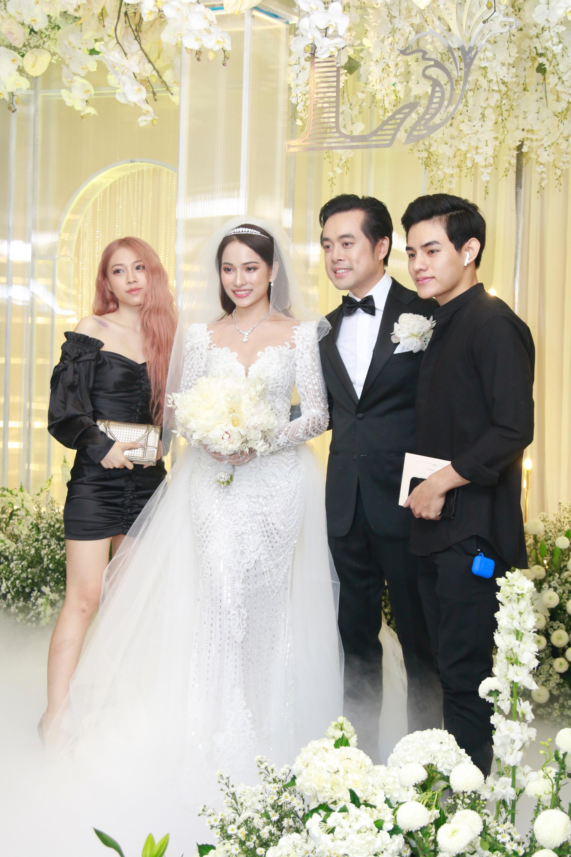 Tiệc cưới chính thức bắt đầu, cô dâu Sara Lưu âu yếm lau nhẹ vết son của mình trên môi chú rể Dương Khắc Linh-24