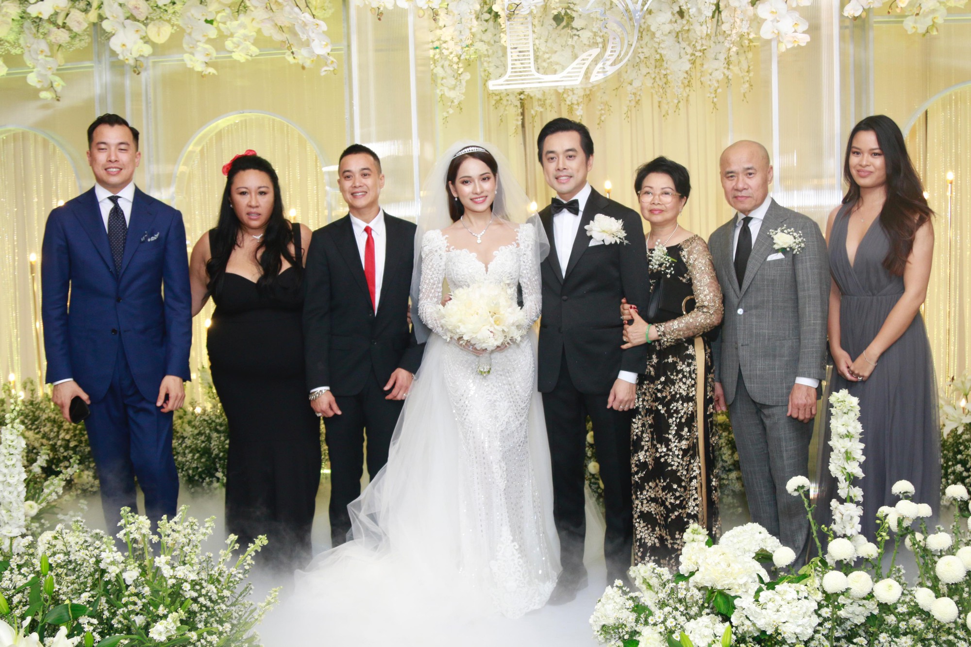 Tiệc cưới chính thức bắt đầu, cô dâu Sara Lưu âu yếm lau nhẹ vết son của mình trên môi chú rể Dương Khắc Linh-25