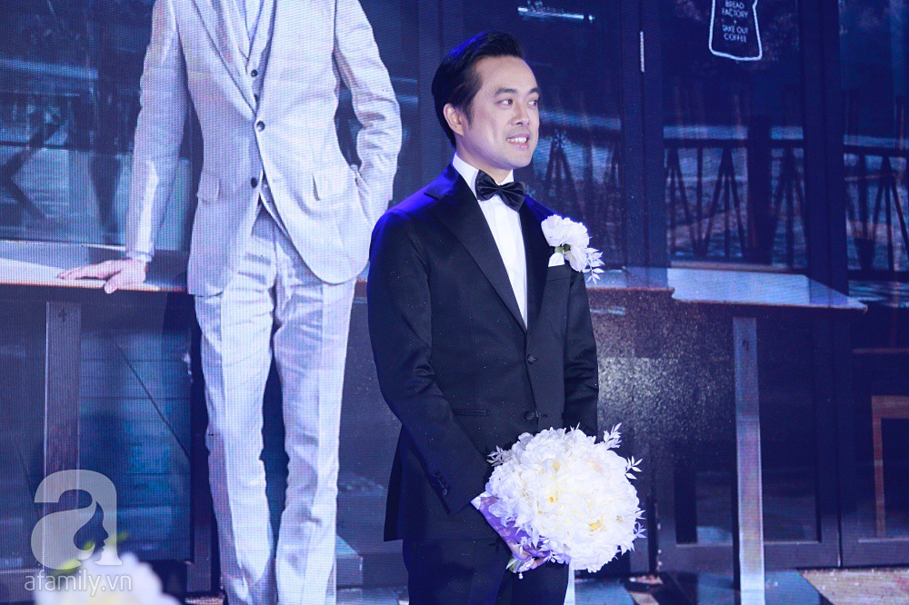 Tiệc cưới chính thức bắt đầu, cô dâu Sara Lưu âu yếm lau nhẹ vết son của mình trên môi chú rể Dương Khắc Linh-4