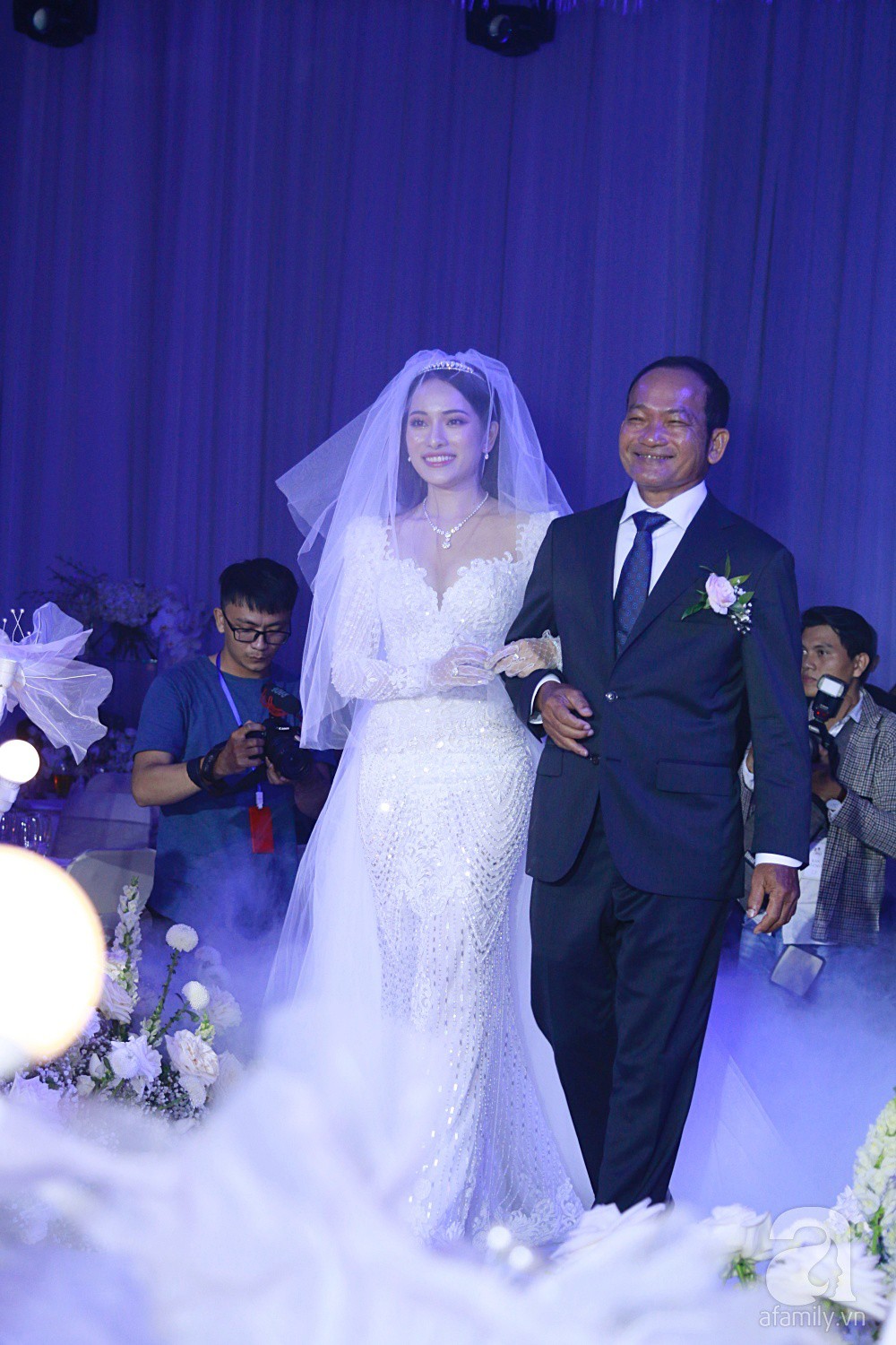 Tiệc cưới chính thức bắt đầu, cô dâu Sara Lưu âu yếm lau nhẹ vết son của mình trên môi chú rể Dương Khắc Linh-5