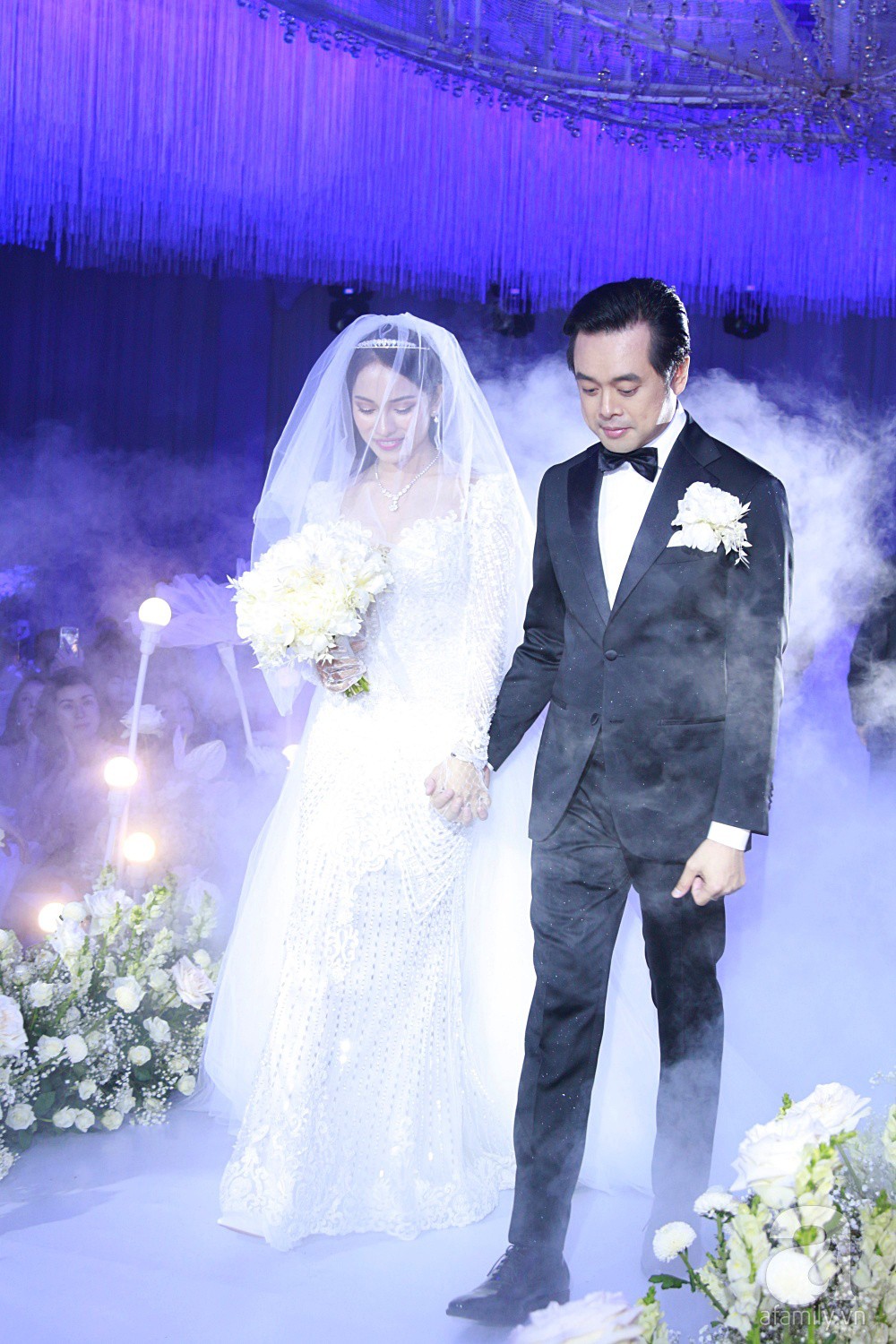 Tiệc cưới chính thức bắt đầu, cô dâu Sara Lưu âu yếm lau nhẹ vết son của mình trên môi chú rể Dương Khắc Linh-6