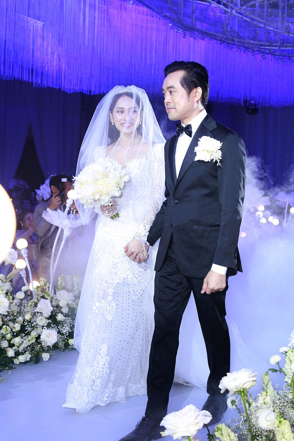 Tiệc cưới chính thức bắt đầu, cô dâu Sara Lưu âu yếm lau nhẹ vết son của mình trên môi chú rể Dương Khắc Linh-7