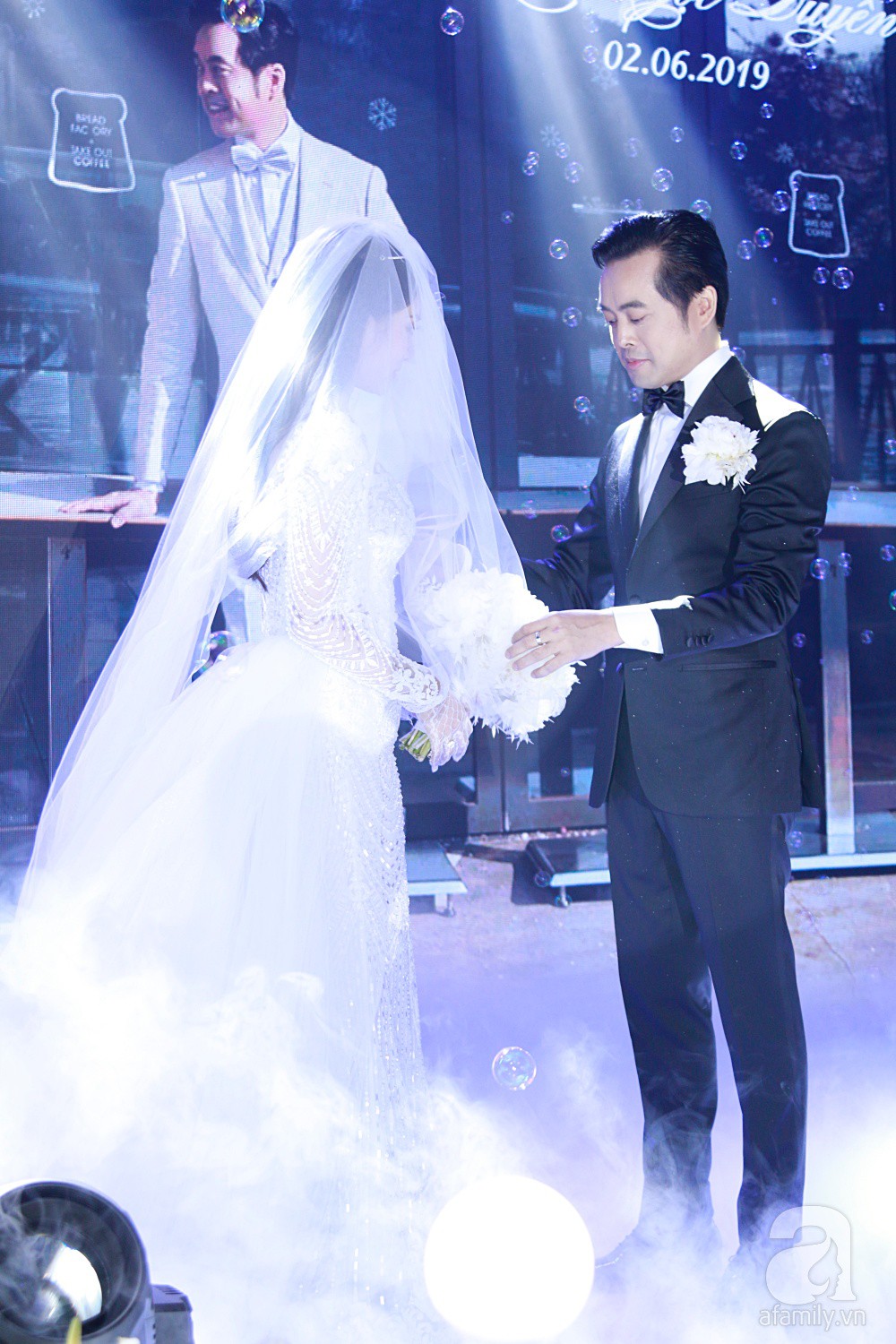 Tiệc cưới chính thức bắt đầu, cô dâu Sara Lưu âu yếm lau nhẹ vết son của mình trên môi chú rể Dương Khắc Linh-8