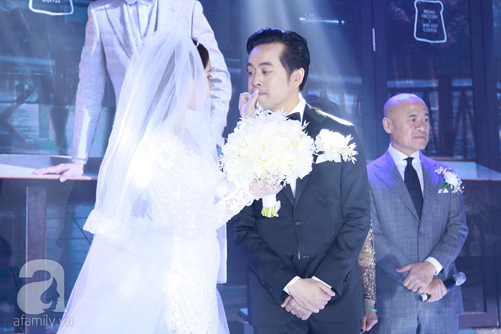 Tiệc cưới chính thức bắt đầu, cô dâu Sara Lưu âu yếm lau nhẹ vết son của mình trên môi chú rể Dương Khắc Linh-11