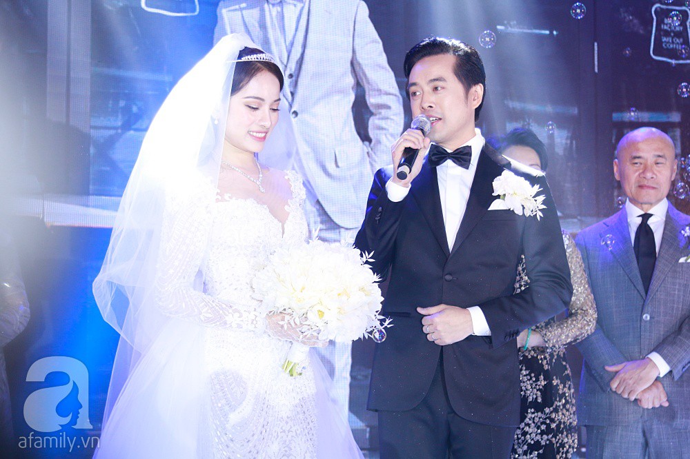 Tiệc cưới chính thức bắt đầu, cô dâu Sara Lưu âu yếm lau nhẹ vết son của mình trên môi chú rể Dương Khắc Linh-14