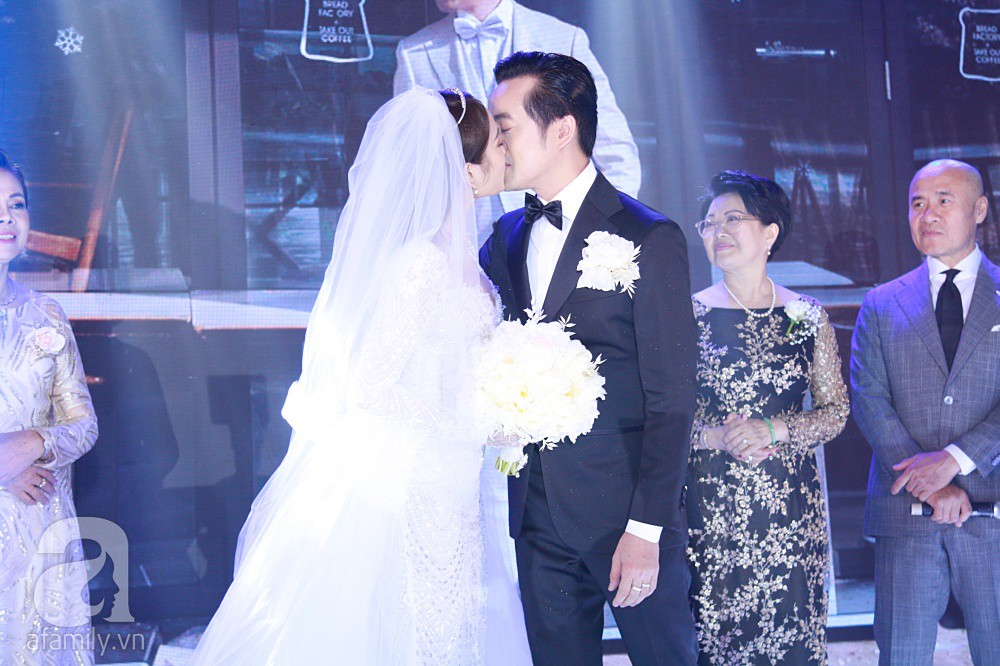 Tiệc cưới chính thức bắt đầu, cô dâu Sara Lưu âu yếm lau nhẹ vết son của mình trên môi chú rể Dương Khắc Linh-15
