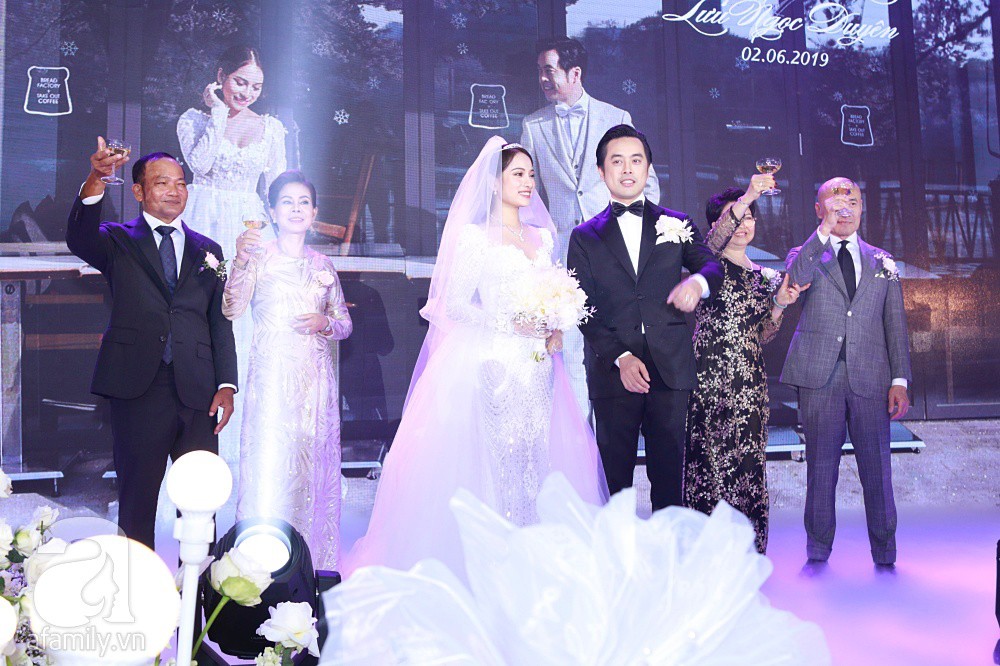 Tiệc cưới chính thức bắt đầu, cô dâu Sara Lưu âu yếm lau nhẹ vết son của mình trên môi chú rể Dương Khắc Linh-16