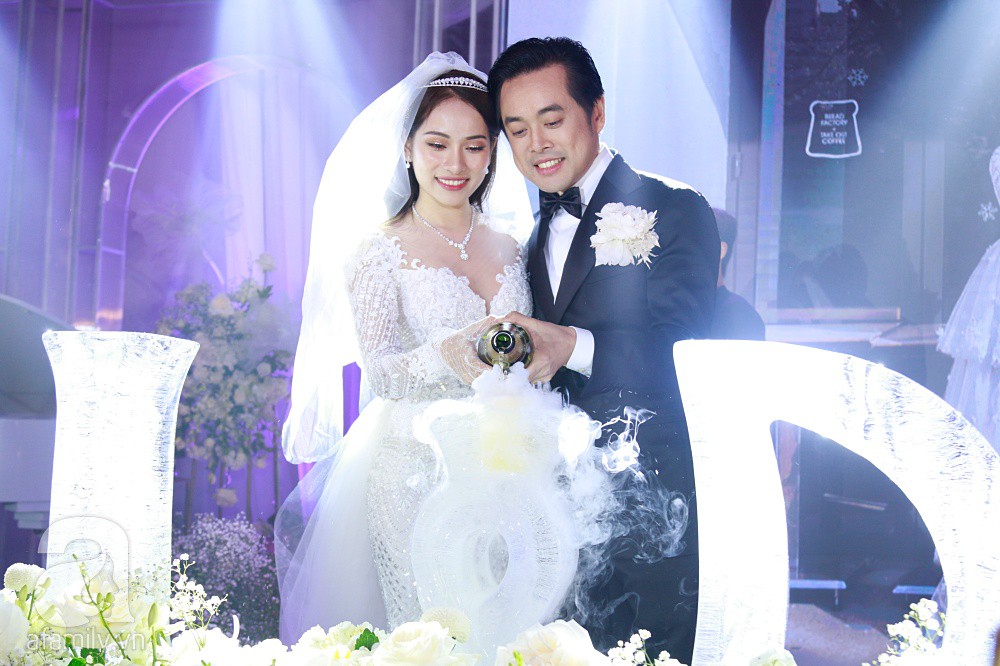 Tiệc cưới chính thức bắt đầu, cô dâu Sara Lưu âu yếm lau nhẹ vết son của mình trên môi chú rể Dương Khắc Linh-18