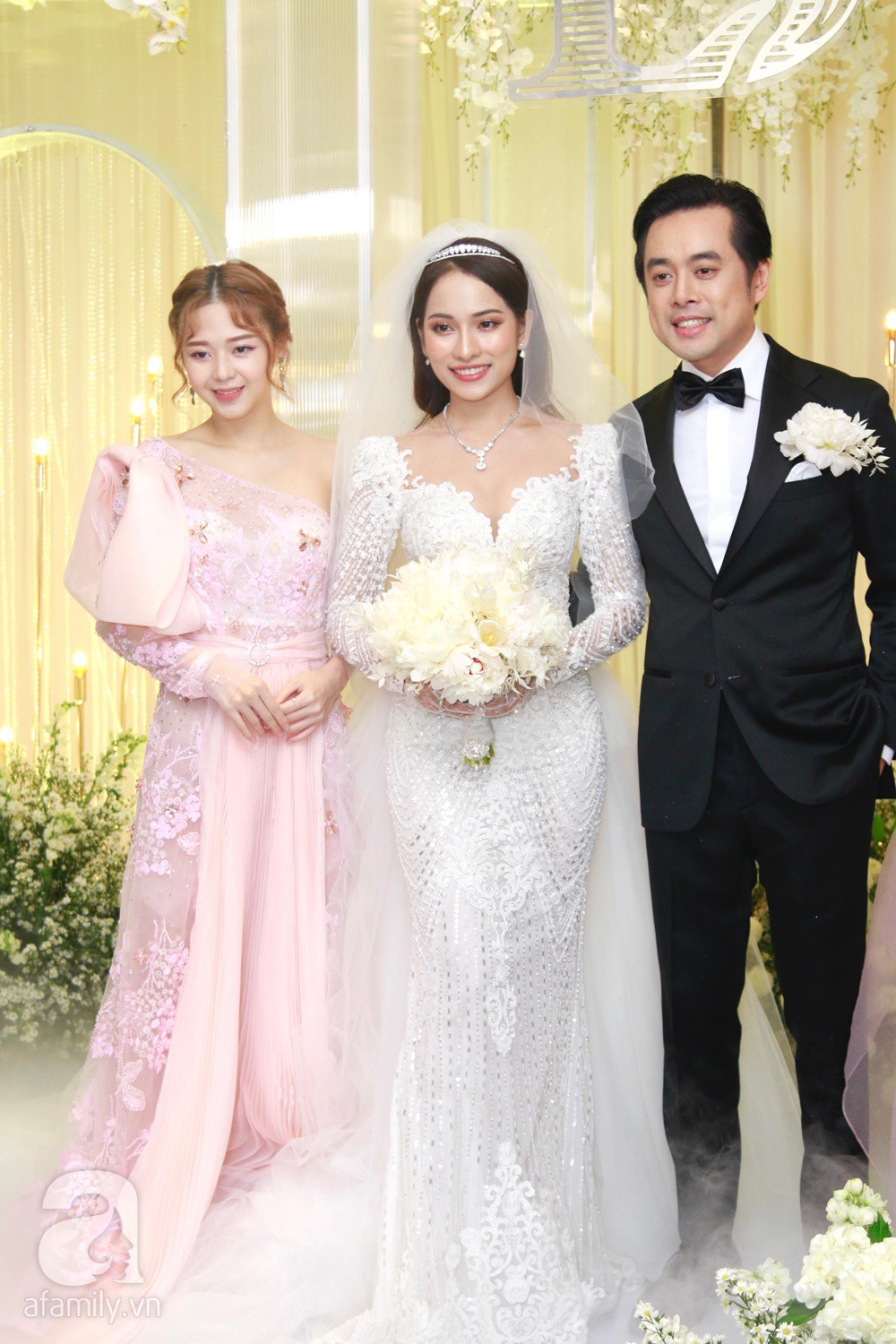 Tiệc cưới chính thức bắt đầu, cô dâu Sara Lưu âu yếm lau nhẹ vết son của mình trên môi chú rể Dương Khắc Linh-33