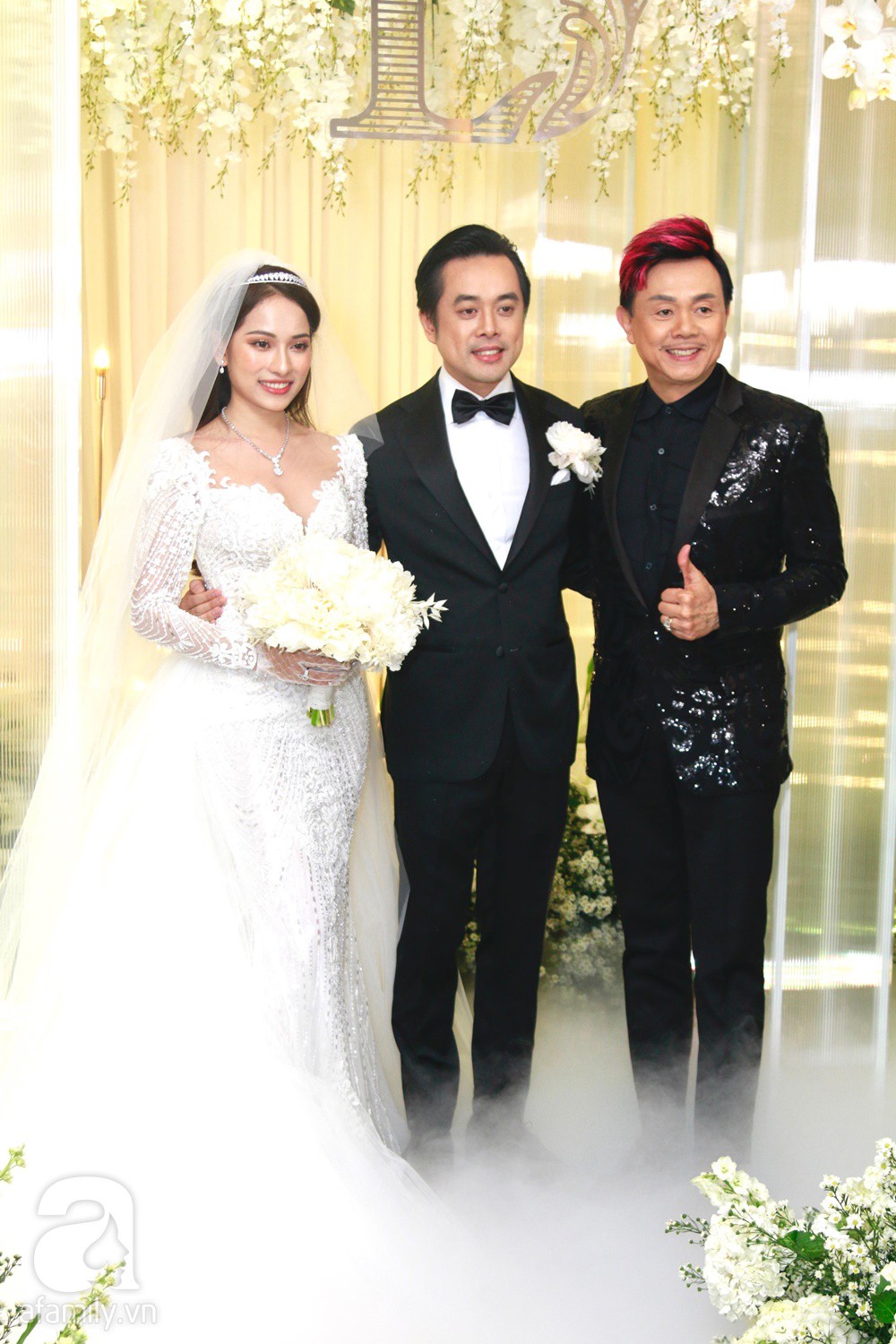 Tiệc cưới chính thức bắt đầu, cô dâu Sara Lưu âu yếm lau nhẹ vết son của mình trên môi chú rể Dương Khắc Linh-34