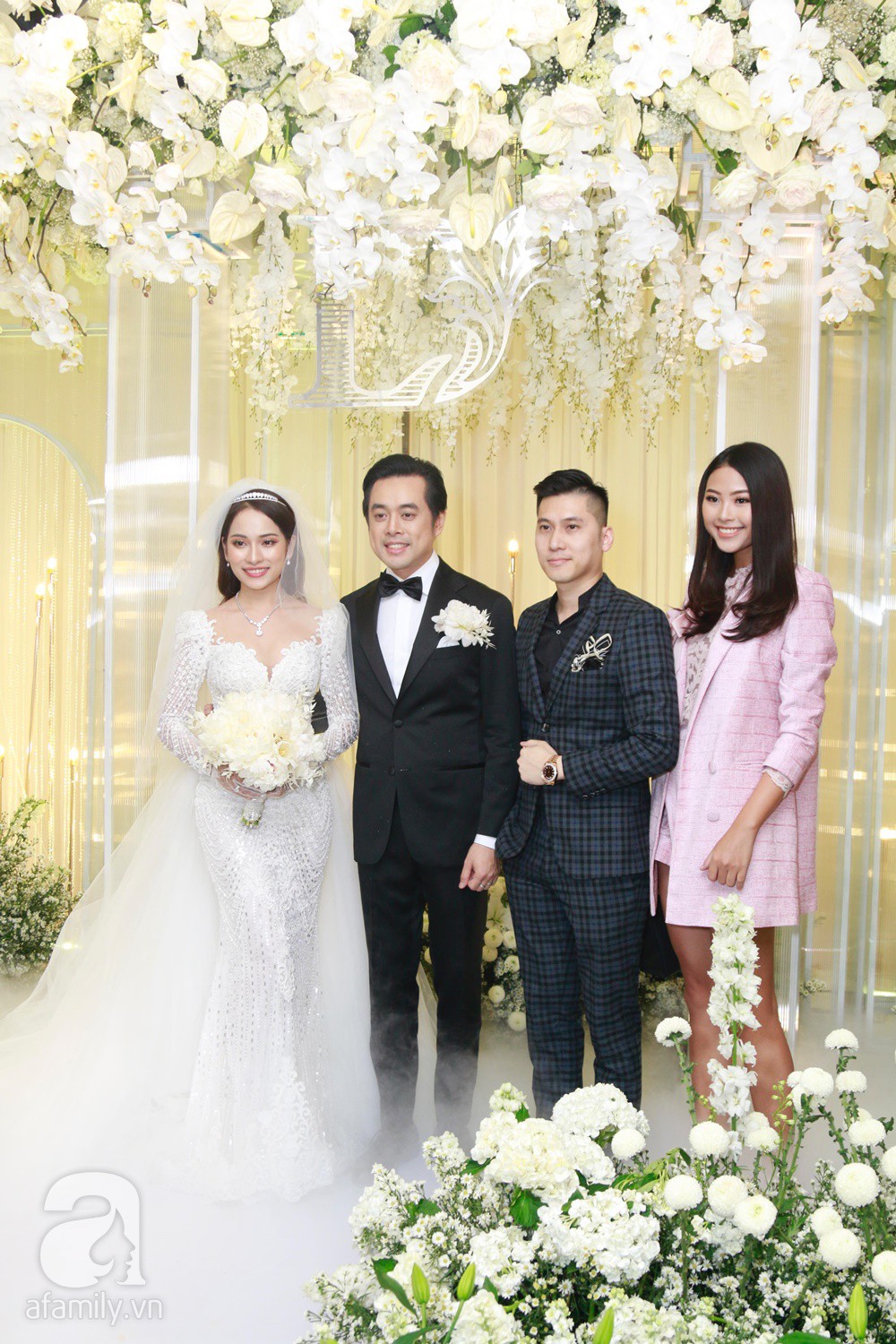 Tiệc cưới chính thức bắt đầu, cô dâu Sara Lưu âu yếm lau nhẹ vết son của mình trên môi chú rể Dương Khắc Linh-36