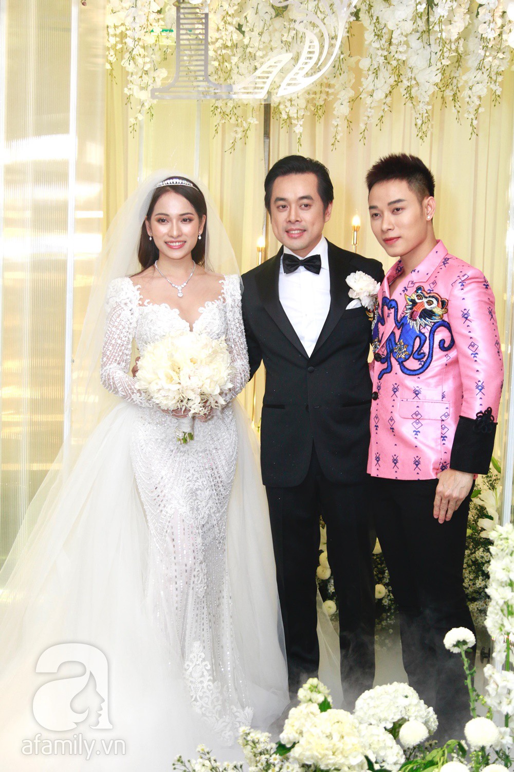 Tiệc cưới chính thức bắt đầu, cô dâu Sara Lưu âu yếm lau nhẹ vết son của mình trên môi chú rể Dương Khắc Linh-37