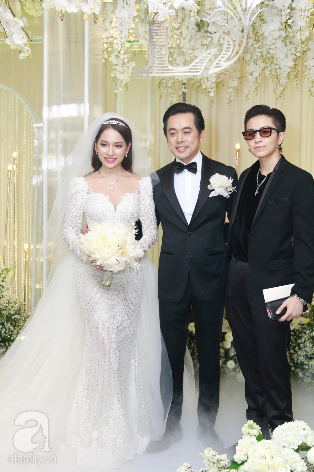 Tiệc cưới chính thức bắt đầu, cô dâu Sara Lưu âu yếm lau nhẹ vết son của mình trên môi chú rể Dương Khắc Linh-27