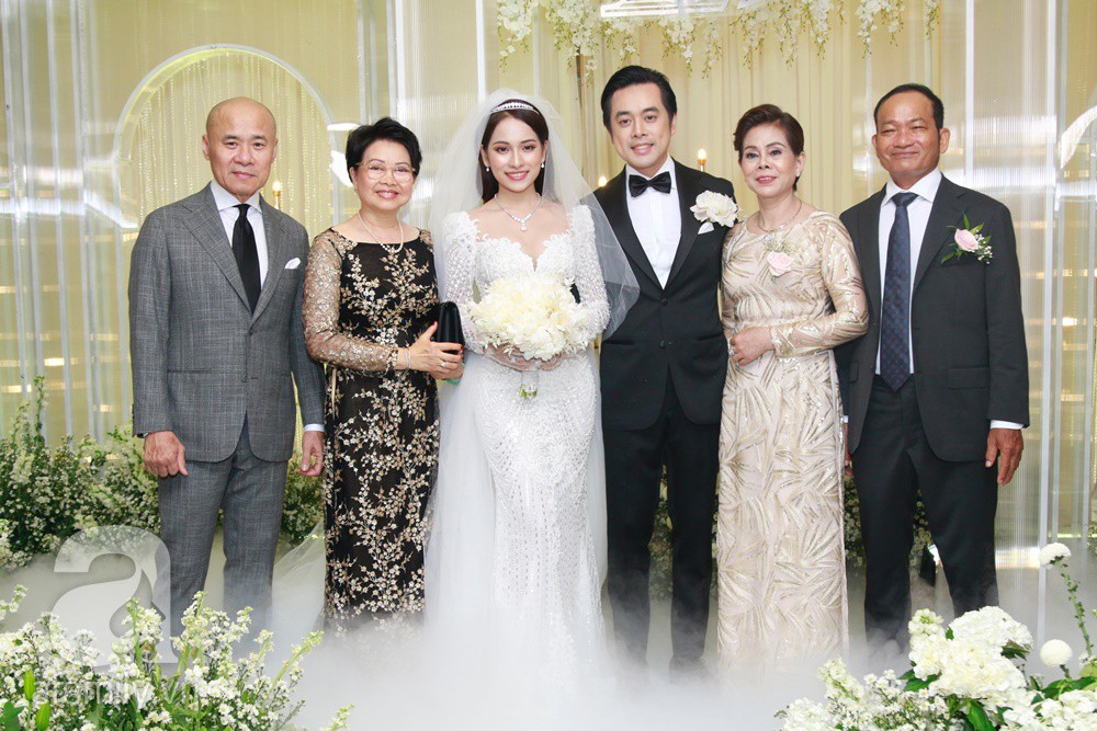 Tiệc cưới chính thức bắt đầu, cô dâu Sara Lưu âu yếm lau nhẹ vết son của mình trên môi chú rể Dương Khắc Linh-28