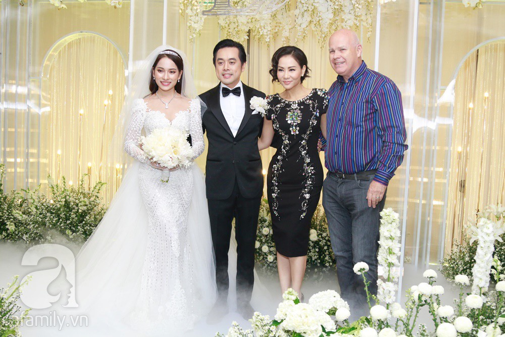 Tiệc cưới chính thức bắt đầu, cô dâu Sara Lưu âu yếm lau nhẹ vết son của mình trên môi chú rể Dương Khắc Linh-30