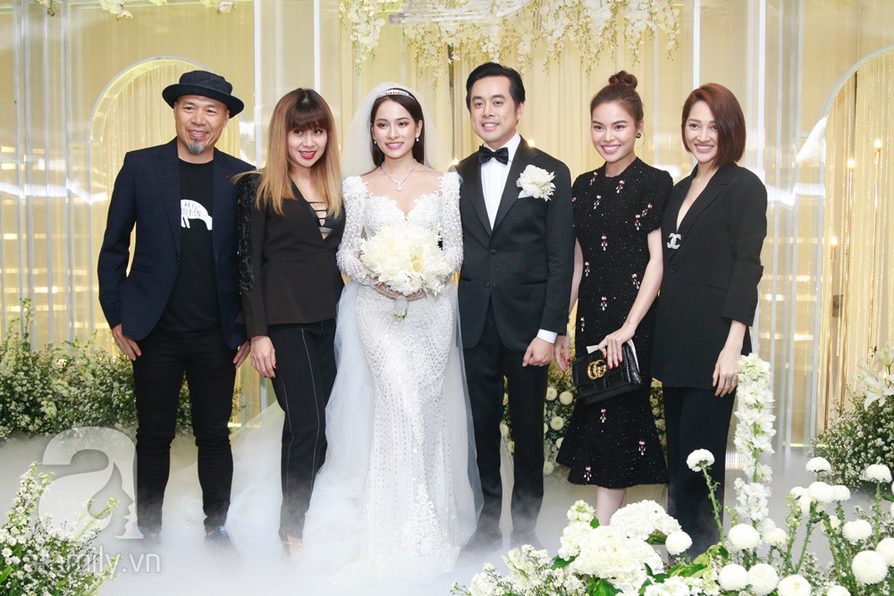 Tiệc cưới chính thức bắt đầu, cô dâu Sara Lưu âu yếm lau nhẹ vết son của mình trên môi chú rể Dương Khắc Linh-31