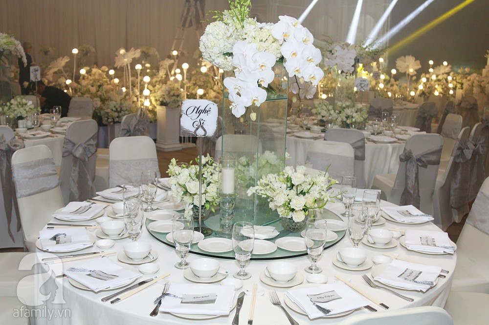 Tiệc cưới chính thức bắt đầu, cô dâu Sara Lưu âu yếm lau nhẹ vết son của mình trên môi chú rể Dương Khắc Linh-59