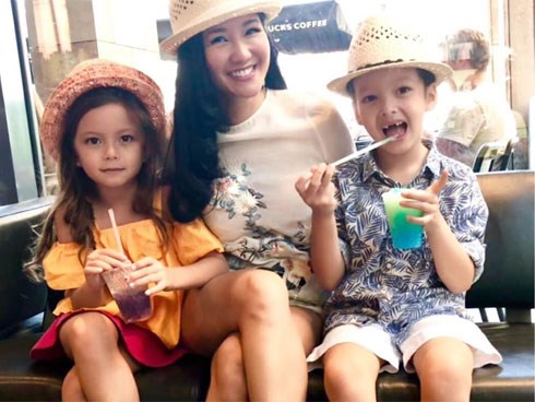 Cuộc sống của mẹ con ca sĩ Hồng Nhung sau khi chồng cũ tái hôn