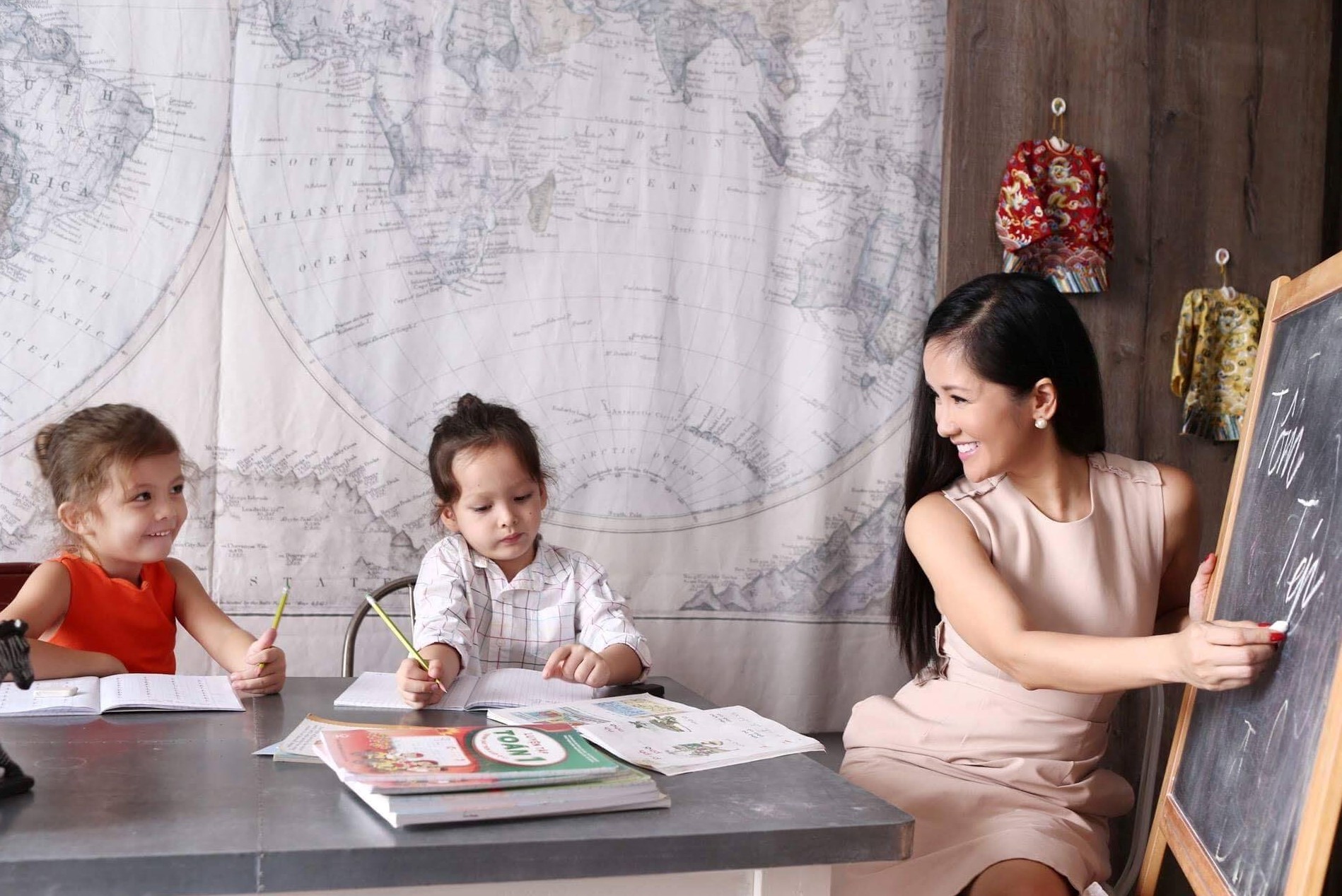 Cuộc sống của mẹ con ca sĩ Hồng Nhung sau khi chồng cũ tái hôn-13