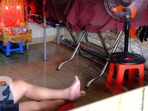 Nước ngập đến bàn thờ ông thần Tài sau mưa lớn ở TP.HCM: Người bì bõm tát nước, người bán buôn ế ẩm