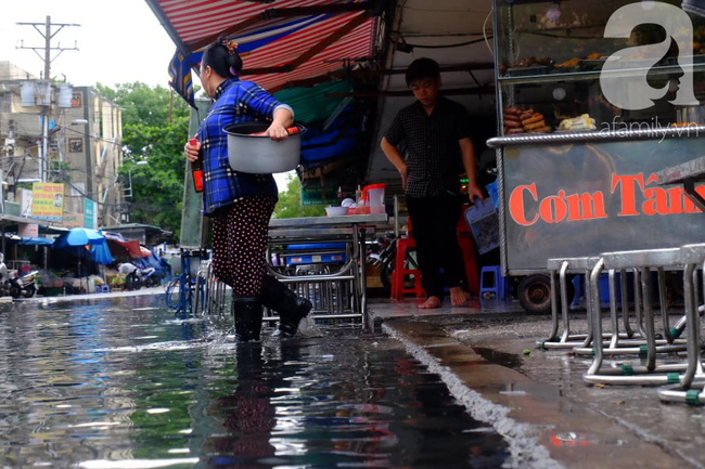 Nước ngập đến bàn thờ ông thần Tài sau mưa lớn ở TP.HCM: Người bì bõm tát nước, người bán buôn ế ẩm-8