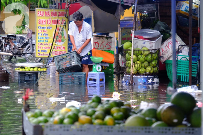 Nước ngập đến bàn thờ ông thần Tài sau mưa lớn ở TP.HCM: Người bì bõm tát nước, người bán buôn ế ẩm-9