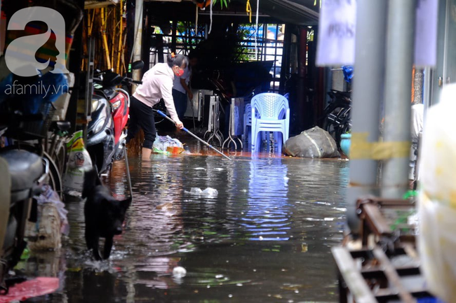 Nước ngập đến bàn thờ ông thần Tài sau mưa lớn ở TP.HCM: Người bì bõm tát nước, người bán buôn ế ẩm-10