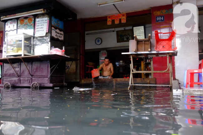 Nước ngập đến bàn thờ ông thần Tài sau mưa lớn ở TP.HCM: Người bì bõm tát nước, người bán buôn ế ẩm-12