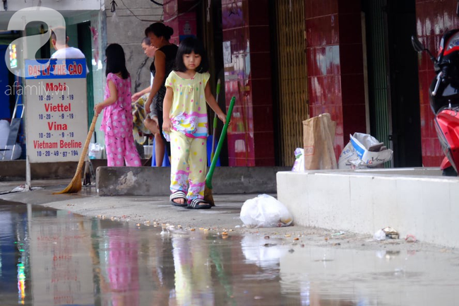 Nước ngập đến bàn thờ ông thần Tài sau mưa lớn ở TP.HCM: Người bì bõm tát nước, người bán buôn ế ẩm-13