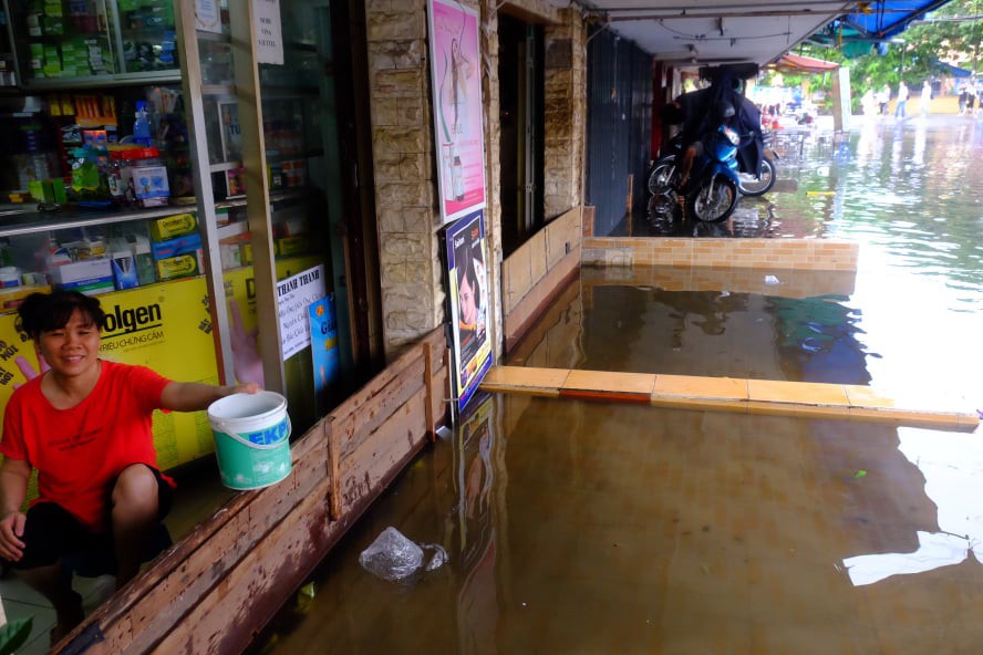 Nước ngập đến bàn thờ ông thần Tài sau mưa lớn ở TP.HCM: Người bì bõm tát nước, người bán buôn ế ẩm-5