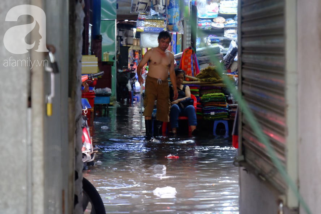 Nước ngập đến bàn thờ ông thần Tài sau mưa lớn ở TP.HCM: Người bì bõm tát nước, người bán buôn ế ẩm-14