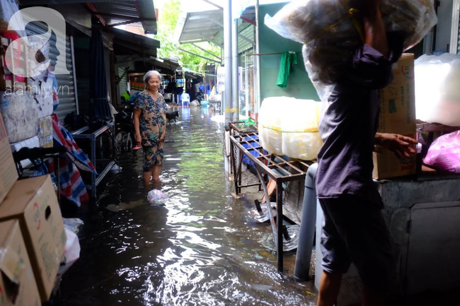Nước ngập đến bàn thờ ông thần Tài sau mưa lớn ở TP.HCM: Người bì bõm tát nước, người bán buôn ế ẩm-15