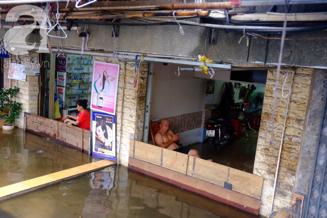 Nước ngập đến bàn thờ ông thần Tài sau mưa lớn ở TP.HCM: Người bì bõm tát nước, người bán buôn ế ẩm-16