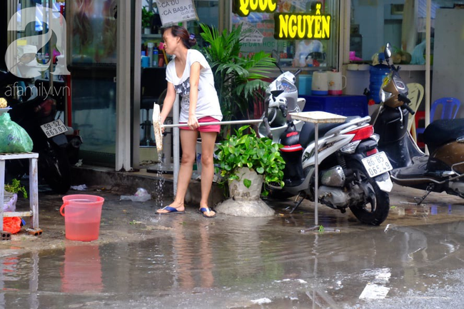 Nước ngập đến bàn thờ ông thần Tài sau mưa lớn ở TP.HCM: Người bì bõm tát nước, người bán buôn ế ẩm-7