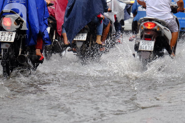 Nước ngập đến bàn thờ ông thần Tài sau mưa lớn ở TP.HCM: Người bì bõm tát nước, người bán buôn ế ẩm-17