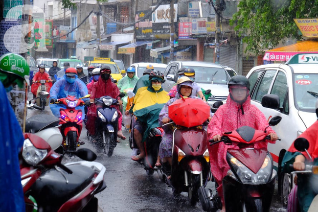 Nước ngập đến bàn thờ ông thần Tài sau mưa lớn ở TP.HCM: Người bì bõm tát nước, người bán buôn ế ẩm-3