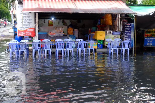 Nước ngập đến bàn thờ ông thần Tài sau mưa lớn ở TP.HCM: Người bì bõm tát nước, người bán buôn ế ẩm-4