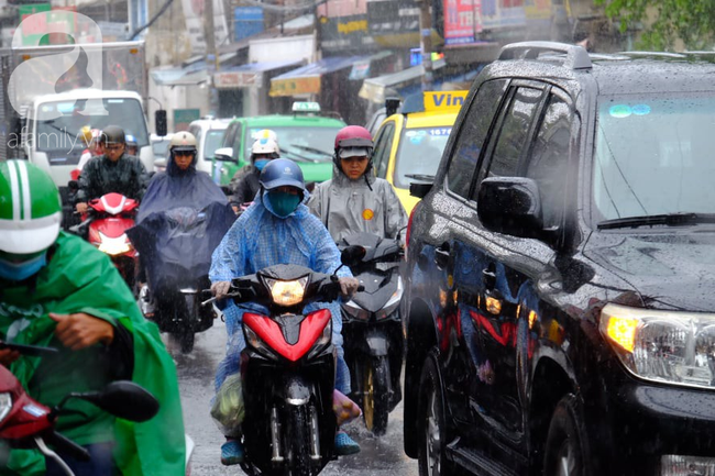 Nước ngập đến bàn thờ ông thần Tài sau mưa lớn ở TP.HCM: Người bì bõm tát nước, người bán buôn ế ẩm-2