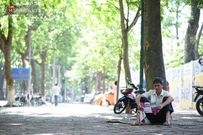 Con ơi, bố đây này: Bức ảnh ông bố leo lên xe máy, vượt biển người để tìm con trong đám đông là hình ảnh đẹp nhất ngày thi hôm nay-5