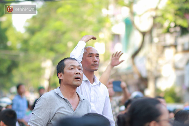 Con ơi, bố đây này: Bức ảnh ông bố leo lên xe máy, vượt biển người để tìm con trong đám đông là hình ảnh đẹp nhất ngày thi hôm nay-2