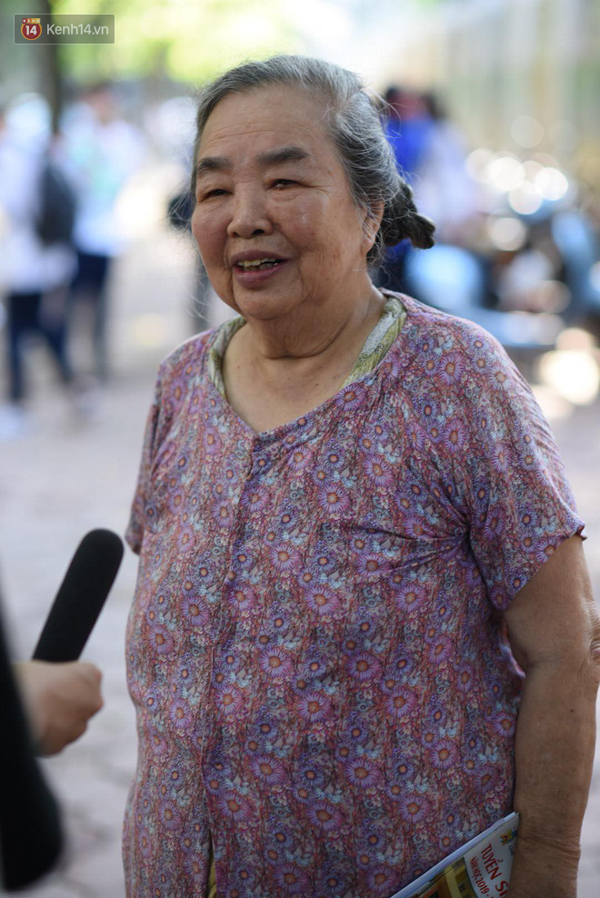 Con ơi, bố đây này: Bức ảnh ông bố leo lên xe máy, vượt biển người để tìm con trong đám đông là hình ảnh đẹp nhất ngày thi hôm nay-13