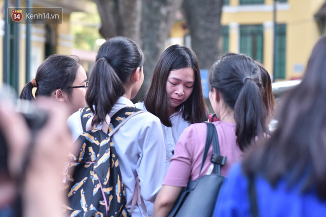 Con ơi, bố đây này: Bức ảnh ông bố leo lên xe máy, vượt biển người để tìm con trong đám đông là hình ảnh đẹp nhất ngày thi hôm nay-11