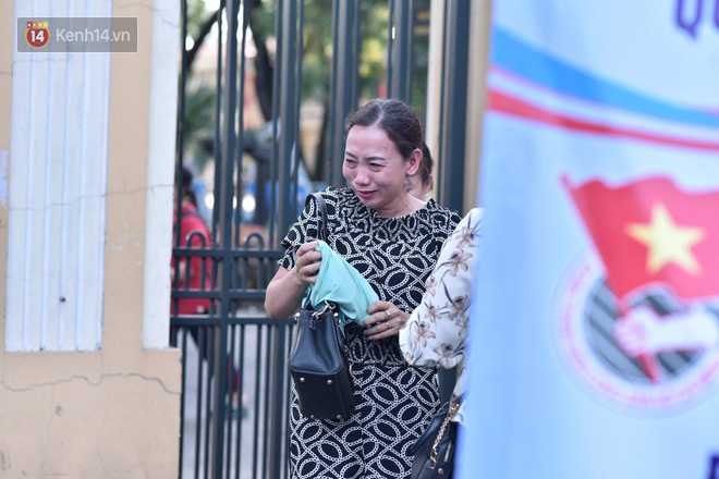 Con ơi, bố đây này: Bức ảnh ông bố leo lên xe máy, vượt biển người để tìm con trong đám đông là hình ảnh đẹp nhất ngày thi hôm nay-10