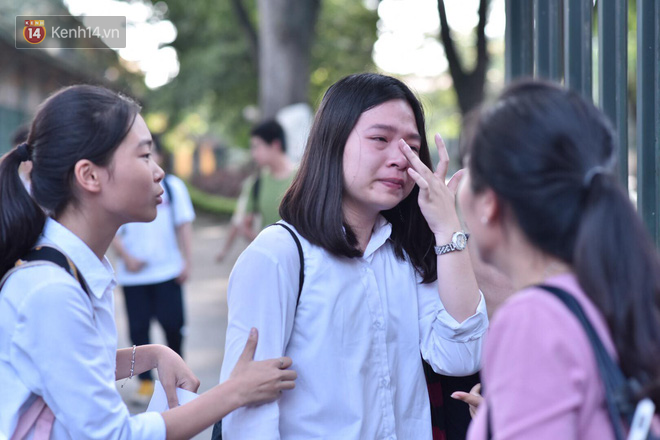 Con ơi, bố đây này: Bức ảnh ông bố leo lên xe máy, vượt biển người để tìm con trong đám đông là hình ảnh đẹp nhất ngày thi hôm nay-9