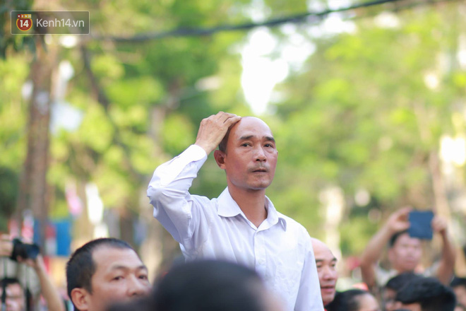 Con ơi, bố đây này: Bức ảnh ông bố leo lên xe máy, vượt biển người để tìm con trong đám đông là hình ảnh đẹp nhất ngày thi hôm nay-4